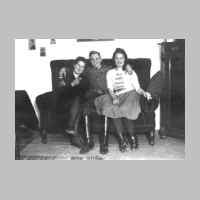 022-0508 Im Bild von links Gertrud Kuhr, Erich Grube und Erika Meier im Zimmer von Anneliese Heymuth..jpg